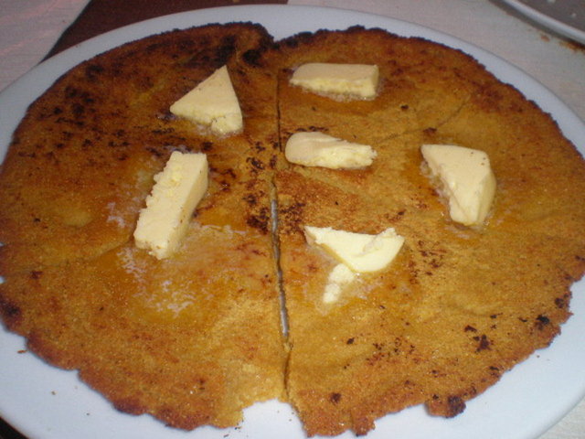 Ünye'de konaklama anlamında, çok fazla seçeneğe sahipsiniz. Ünye'ye gittiğinizde Küçük Ev'de tereyağı ile sıcak servis edilen incecik mısır ekmeği ve ağızda dağılan biber turşusunu mutlaka tadın.