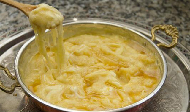 Uzungöl'de konakladığınızda, çıtır lezzeti ile Trabzon Vakfıkebir ekmeği ve bol tereyağlı kuymakla kahvaltı yapın.