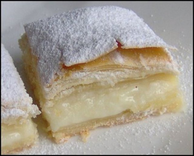 Kokulu üzümden yapılan Pepeçura ve Rize'nin meşhur Laz böreği bu nefis lezzetlerin üzerine yenilebilecek tatlar.