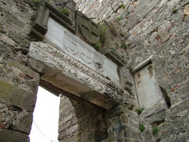 Geçmişin izlerini taşıyan bu cazip tatil durağında, Amasra Kalesi, Edhem Paşa Konağı, Cenova Şatosu, Kemendere Köprüsünü gezerken, tarihle iç içe olduğunuzu hissedeceksiniz.