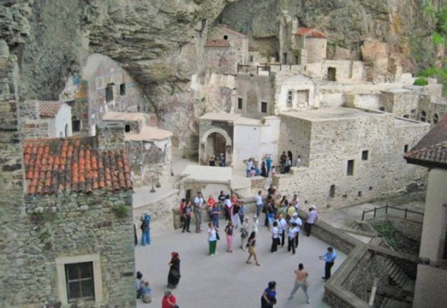 Dar ve uzun merdivenleri çıkmak yorucu olsa da, zirveye ulaştığınızda gördüğünüz tarifsiz görüntüler tüm yorgunluğa değecek.