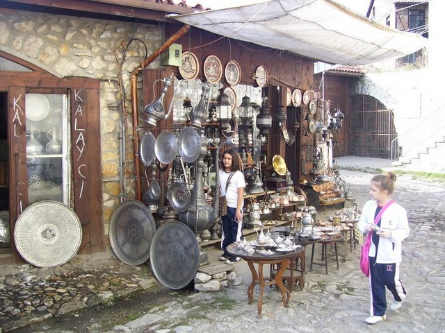 Safranbolu'da Hıdırlık Tepesi, Demirciler ve Bakırcılar Çarşısı, Bulak Mencili Mağarası ve Kent Tarihi Müzesi ziyaret edilmeli, Safranbolu bükmesi, zerde Tatlısı ve meşhur Safranbolu lokumu tadılmalıdır.