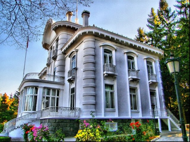 Trabzon Kalesi, Akçakale, Atatürk Köşkü, Ayasofya Kilisesi, Trabzon Müzesini mutlaka ziyaret edin. Ve harika el işçiliğini görmek için Bakırcılar Çarşına uğrayın.