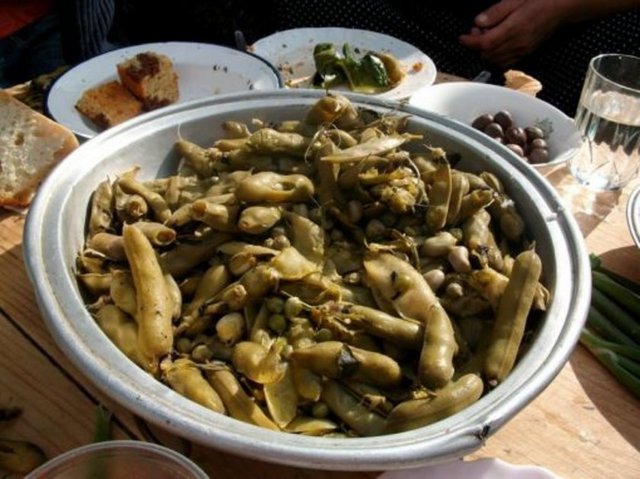 Artvin mutfağında Gürcistan mutfağı etkilerini görmek mümkün. Lapurçen, puçuko gibi adı kadar lezzetleri ile de farklı olan tatlar Artvin mutfağının simgelerinden.