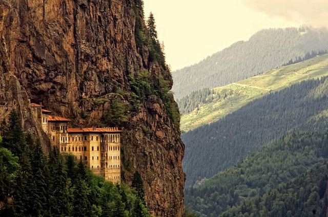 Zigana'ların tepesinde bir yamaçta inşa edilmiş olan, mimari şaheseri Sümela Manastırı, Trabzon'a yaklaşık 47 km. uzaklıkta.