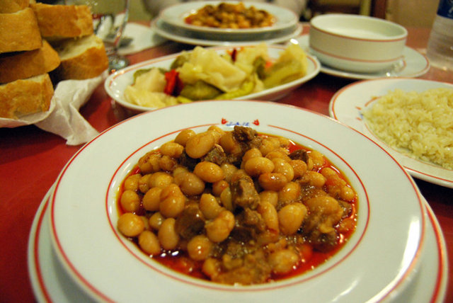 Rize'nin Çayeli ilçesine uğramadan şehirden ayrılmayın ve Çayeli'nin tescilli lezzeti kurufasulye yiyin.