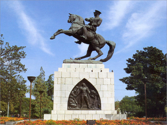 Cumhuriyet mücadelesinin önemli noktası Samsun'da ilk olarak Onur Anıtı'nı ziyaret etmiştim. Size de tavsiye ederim. Ardından Etnografya Müzesi, Amisos Tepesi ve Gazi müzesiyle devam edebilirsiniz.