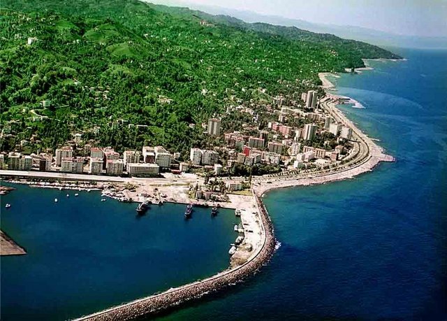 Karadeniz'in incisi Rize, çay bahçeleri, Anzer balı, Rize bezi, muhlaması, karalahanası, yaylaları ile yaz vekış tatil için tercih nedeni olacak bir şehir.