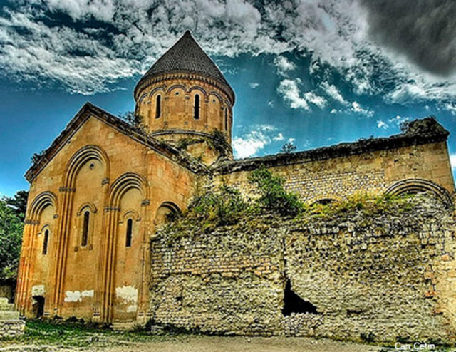 Karadeniz'deki son durak Artvin'e gittiğinizde Artvin Kalesi, Camii Havzası, Barhal Kilisesi, Ardanuç Gevhernik Kalesi, Barhal (Altıparmak) Kilisesi şehrin önemli tarih durakları.