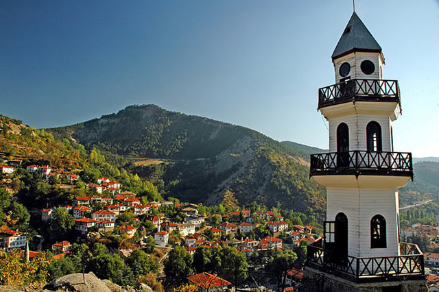 Göynük'te Akşemseddin Türbesi ve Tarihi Saat Kulesini ziyaret etmeli, yaşları 100-150 yılı bulan tarihi Göynük evleri ve konaklarında konaklamalısınız.