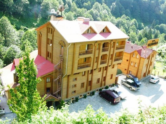 Yabancı turistlerin çok fazla rağbet ettiği Ayder Yaylası'ndaki tesislerin büyük kısmı doğa yapısının korunması için yapılan yasal düzenleme nedeniyle ahşaptan yapılmış.