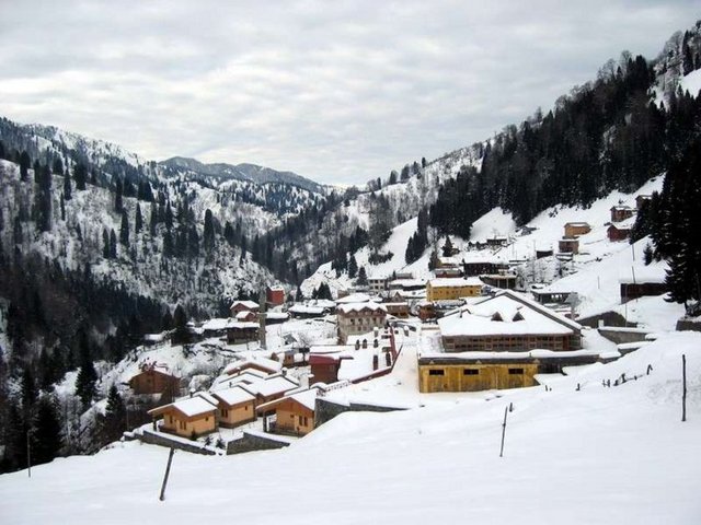 Kaçkar Dağları'nın eteğinden gelen şifalı suyuyla bir çok insana şifa olmuş Ayder'de, Kaçkar tırmanışı yapabilirsiniz.