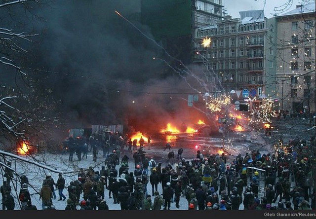 Protestocular gösteriler sırasında havai fişek fırlatıp, lastikleri ateşe verdiler... -
