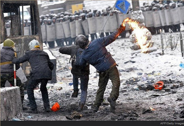 Protestocular Kiev'de polisle çatışıyor. Bir sağlık görevlisinin verdiği bilgiye göre açılan ateş sonucu iki gösterici hayatını kaybetti.