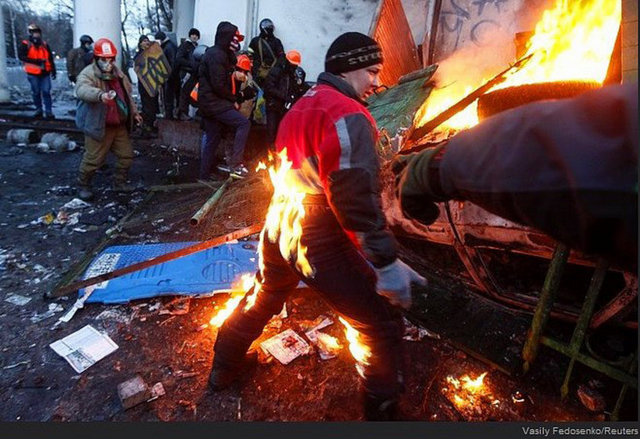 Bir protestocu gösteriler sırasında yanıyor!