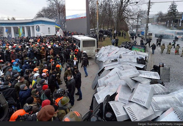 Parlamento binası önündeki polis barikatı ve göstericiler..