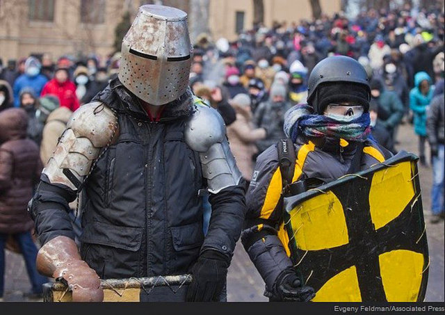 Protestocular polisle çatışırken kendilerini korumak için ilginç yöntemler buldu..