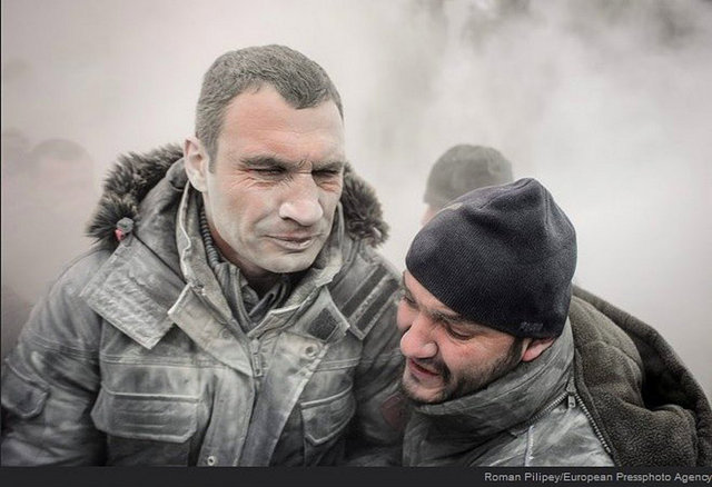 Ukrayna muhalafet partisi lideri Vitali Klitschko (solda) protestocularla polis arasındaki çatışmayı durdurmaya çalışırken yangın söndürücülerinden çıkan tozlakaplandı.