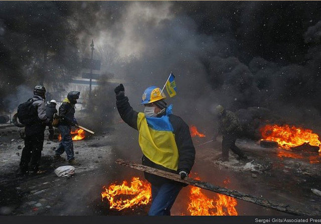 Kiev'de şiddetlenen protestolarda bir kişi öldü. - Ukrayna'da ülkenin Rusya yerine Avrupa'ya yakınlaşması için gösteriler düzenleyen protestocularla polis arasındaki çatışmalarda resmi açıklamaya göre 1 kişi hayatını kaybetti.