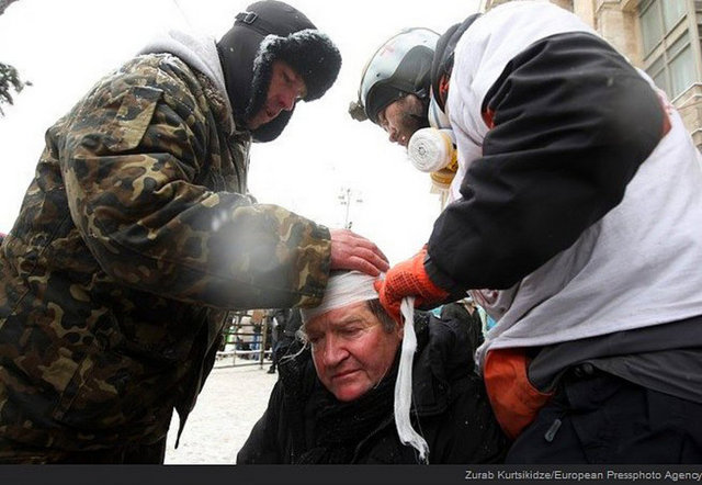 Gösteriler sırasında Kiev'in merkezinde yaralanan bir kişiye ilk müdahaleyi çevredekiler yaptı.
