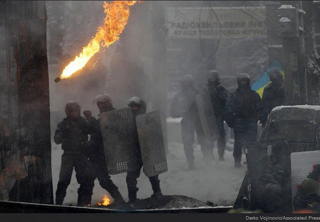 Göstericilerin attığı bir molotov kokteylinin tam polislerin arasına düşme anı.