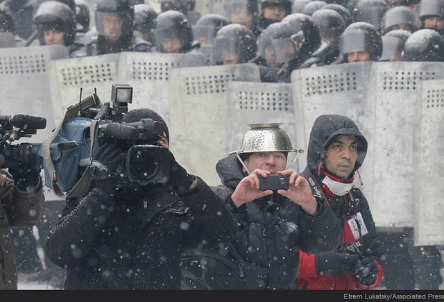 Gazeteciler, gösteriler sırasında fotoğraf çekiyor.