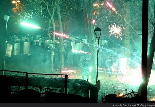 Bir havai fişek polis barikatının yanına düşerken böyle görüntülendi.