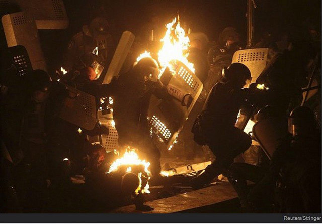 Bir polis memuru protestocuların attığı bir yanıcı cisimle alev aldı..