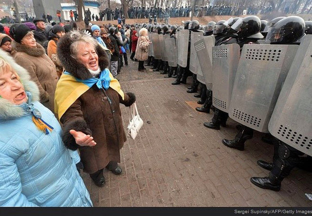 Parlamento binası önünde polis barikat kurarak önlem aldı.