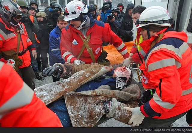 Doktorlar yaralı bir adama yardım ediyor.