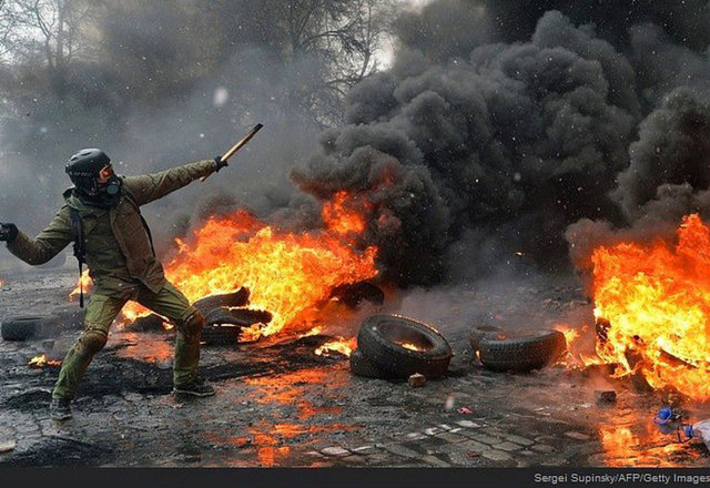 Bir gösterici taş fırlatırken.