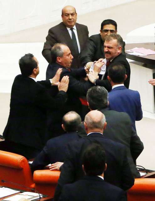 AK Parti İstanbul Milletvekili Bülent Turan, önerinin aleyhinde yaptığı konuşmanın ardından kürsüden ayrıldı.