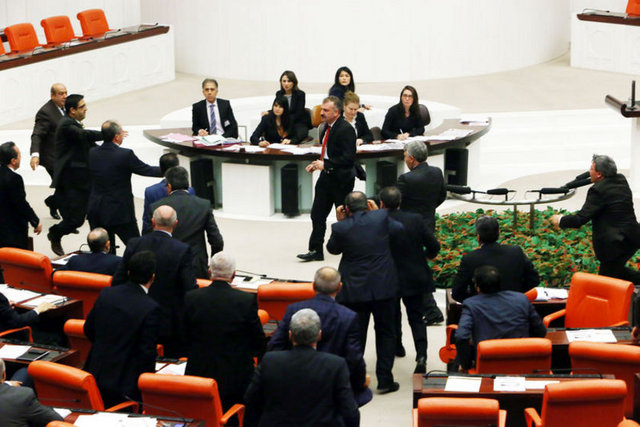 Ama, bütün dünya bilir ki, CHP hiçbir dönemde ve hiçbir zeminde zorbalığa boyun eğmemiştir, eğmeyecektir. Hukuk içinde kalarak bu kabul edilemez zorbalığın da hesabını soracağız" ifadelerini kullandı.