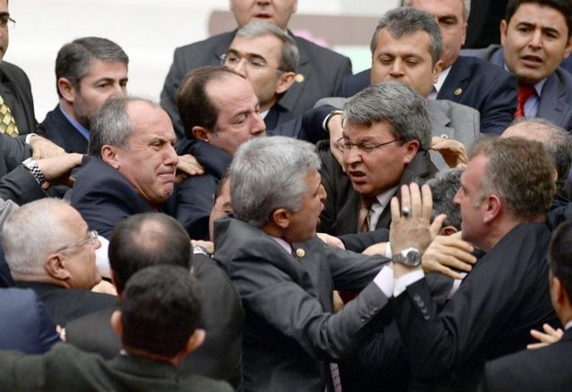 CHP Genel Başkanı Kemal Kılıçdaroğlu, TBMM Genel Kurulu'ndaki kavga sırasında yaralanan CHP Genel Başkan Yardımcısı Bülent Tezcan'ı arayarak, geçmiş olsun dileklerini iletti.