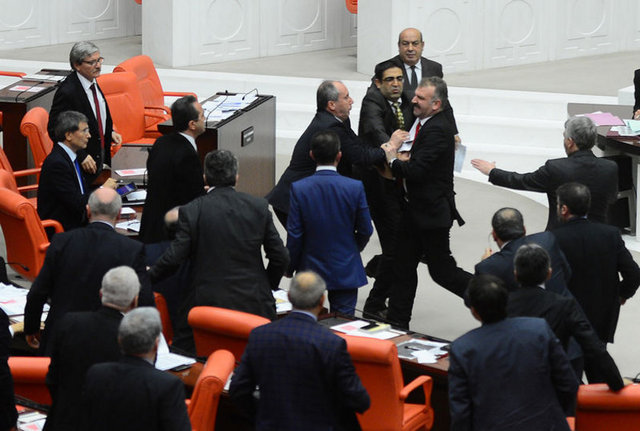 CHP Grup Başkanvekili Muharrem İnce'nin de aralarında bulunduğu bazı CHP'li milletvekilleri ayağa kalkarak, sataşma olduğu gerekçesiyle söz istedi.