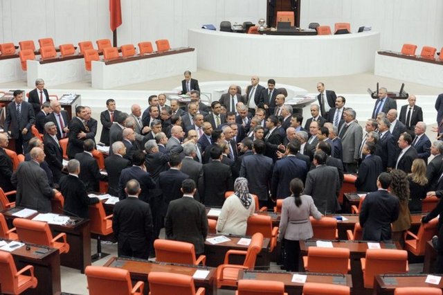 Kılıçdaroğlu, "Hukukun çözüldüğü, çöktüğü, bittiği yerde kaba kuvvet, zorbalık öne çıkar. AKP'nin yaptığı budur. AKP'den beklenen de budur. Hukuktan kaçanın sığınacağı liman zorbalık, yapacağı hukuksuzluktur.