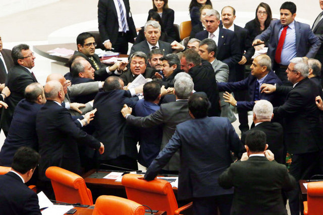TBMM Genel Kurulu'ndaki kavga sırasında kaşının altına darbe alan Tezcan, Meclis revirindeki ilk tedaviden sonra hastaneye götürülürken durumdan haberdar olan Genel Başkan Kılıçdaroğlu, Konya'dan telefon ederek Tezcan ile görüştü.