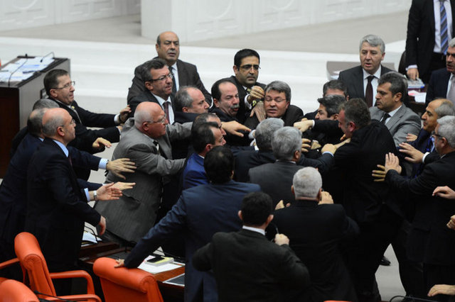 BDP'nin, Danışma Kurulu'nda anlaşma sağlanamadığından, seçim ve partiler rejiminin yol açtığı sorunlarının araştırılmasına ilişkin araştırma önergesinin bugün görüşülmesi önerisinin ele alındığı Genel Kurul'da kavga çıktı.