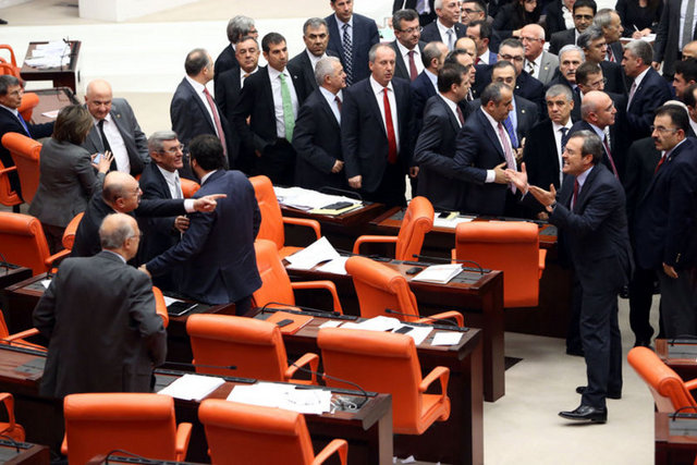 Yumruklaşmayı araya giren milletvekilleri durdurdu. AK Parti'li milletvekilleri Saral'ı olay yerinden uzaklaştırdı.