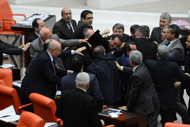Bu sırada, Tezcan ile birbirlerine laf atan AK Parti'li Saral, oturduğu yerden ayağa kalkarak, CHP sıralarına doğru yöneldi ve CHP sıralarının önünde Tezcan'a yumruk savurdu.