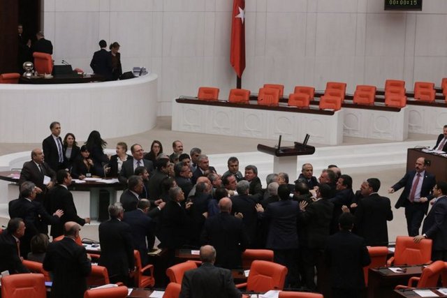 Görüşmesinde saldırıyla saldırganları kınayan Kılıçdaroğlu, Tezcan'a üzüntüleriyle geçmiş olsun dileklerini iletti.