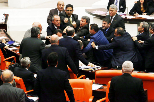 CHP'li milletvekilleri, daha sonra topluca Genel Kurul Salonu'ndan ayrıldı.