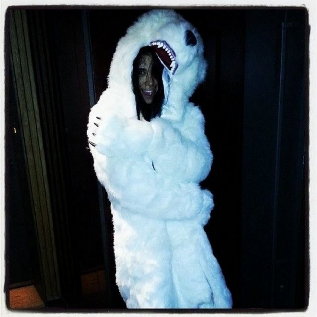 Daha önce kaynakçı gözlüğü takan, çizgi film kahramanı Power Ranger kostümü giyen Asena Erkin önceki akşam Arnavutköy'de kutup ayısı olarak dolaştı!