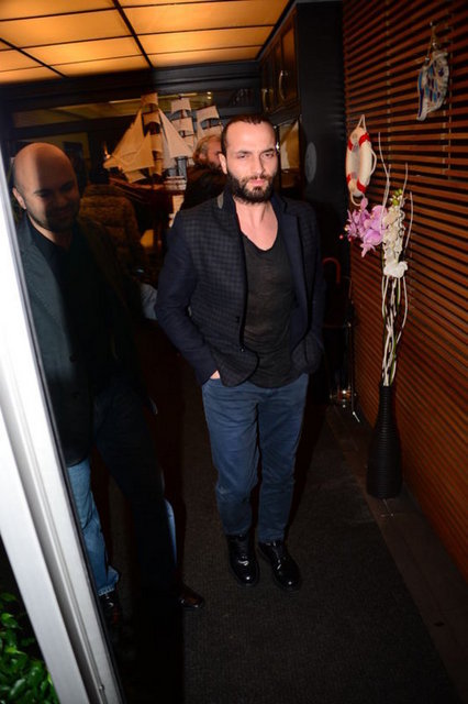 Arnavutköy'de 50 metre arayla iki farklı restoranda yemek yiyen Caner'le Berkay, karşılaşmaktan son anda kurtuldu.