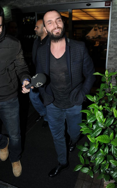 HT MAGAZİN -  - Fenerbahçeli futbolcu Caner Erkin önceki akşam az kalsın eşi Asena Erkin'in adının aşk dedikodularına karıştığı popçu Berkay'la burun buruna geliyordu.