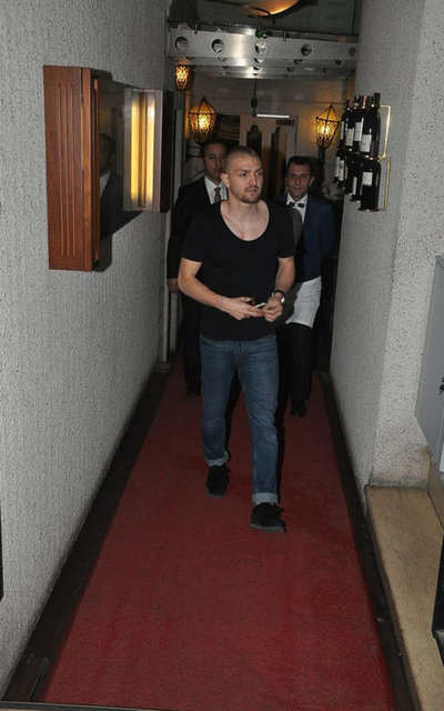 Ünlü futbolcunun yüzünün Berkay'ın adını duyunca asıldığı görüldü.