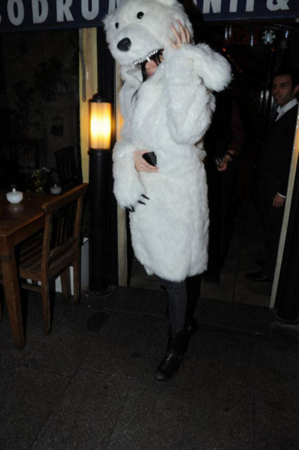 Bugüne kadar giydiği kıyafetlerle hep ilgi odağı olan Asena Erkin, ilginç kürküyle yine herkesi şaşırttı.