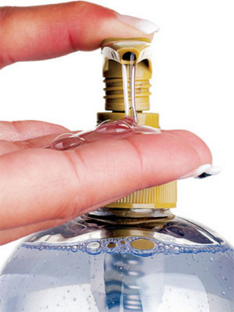 - Temizlik ve bakım için aromatik kokulu ürünler ve vücut losyonları yetersizken; temiz su, sabun, dezenfektan jel ve spreylerden yararlanılması öneriliyor.