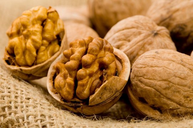 Fıstık ve ceviz harika bir cilt besini olan Omega-3 yağ asitleri sağlar. C vitamini ayrıca iltihapla savaşır, serbest radikalleri nötralize eder. -