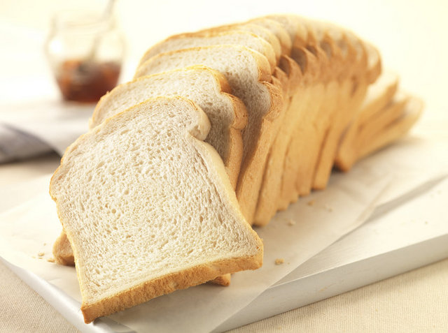 Örneğin, beyaz ekmek yerine tam tahıllı ekmek gibi. Tahıllar antioksidan kaynağıdır, iltihaba bağlı cilt hasarıyla savaşır. Vücudunuza yeterince B vitamini biyotini almazsanız, cildiniz kurur ve pul pul olur.